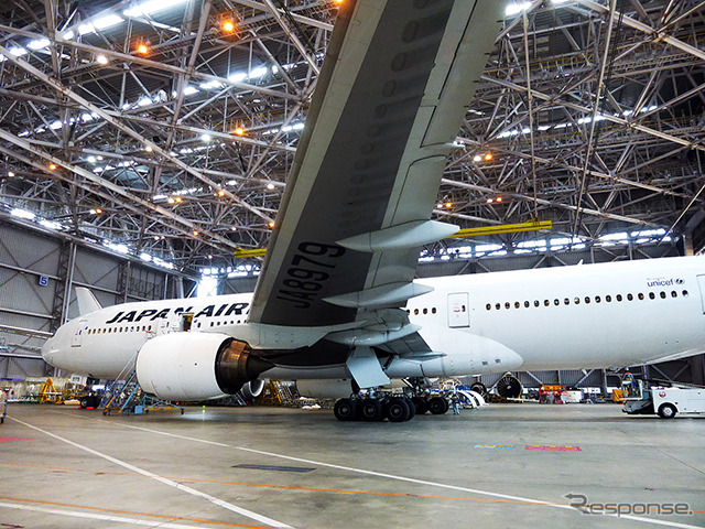 B777(JA8979)(羽田空港内JALメインテナンスセンター1(M1ハンガー))