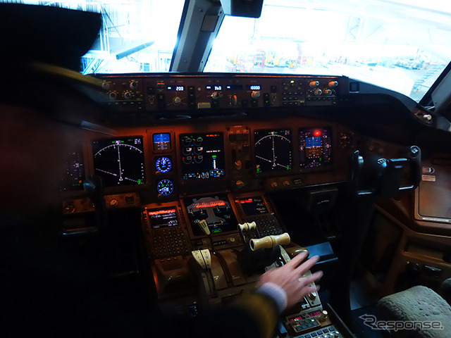 B777(JA8979)のコックピットに着座する船越機長(羽田空港内JALメインテナンスセンター1(M1ハンガー))
