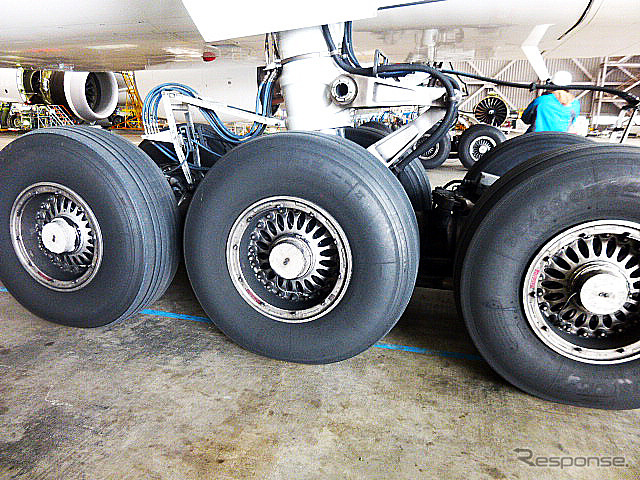 B777(JA8979)のランディングギア(羽田空港内JALメインテナンスセンター1(M1ハンガー))
