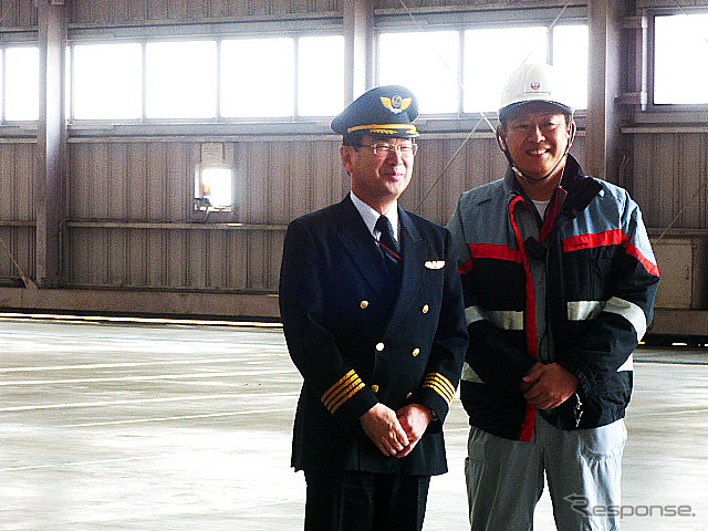 JALの船越篤機長(左)と、JALエンジニアリングの柴田俊雄氏(羽田空港内JALメインテナンスセンター1(M1ハンガー))