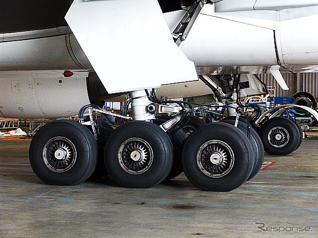 B777(JA8979)のランディングギア(羽田空港内JALメインテナンスセンター1(M1ハンガー))
