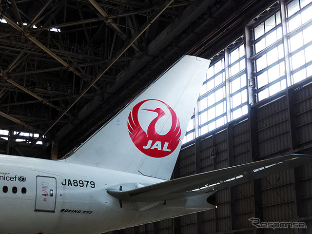 B777（JAL JA8979）のラダー（方向舵）　羽田空港内JALメインテナンスセンター1（M1ハンガー）