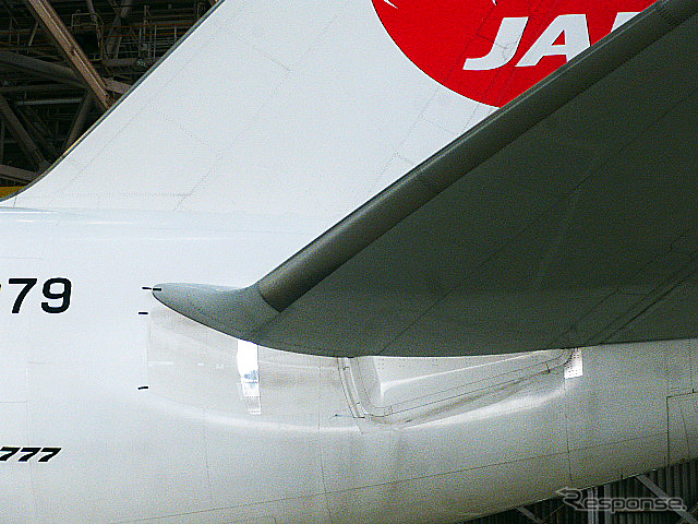 飛行機を上昇・降下させるエレベーター（昇降舵）が音を立てて動く。「パイロットが操縦かんを手前に引くことでエレベーターが立ち、飛行機が上昇し始めます」（日本航空）　羽田空港内JALメインテナンスセンター1（M1ハンガー）
