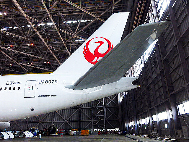 飛行機を上昇・降下させるエレベーター(昇降舵)が音を立てて動く。「パイロットが操縦かんを手前に引くことでエレベーターが立ち、飛行機が上昇し始めます」(日本航空) 羽田空港内JALメインテナンスセンター1(M1ハンガー)