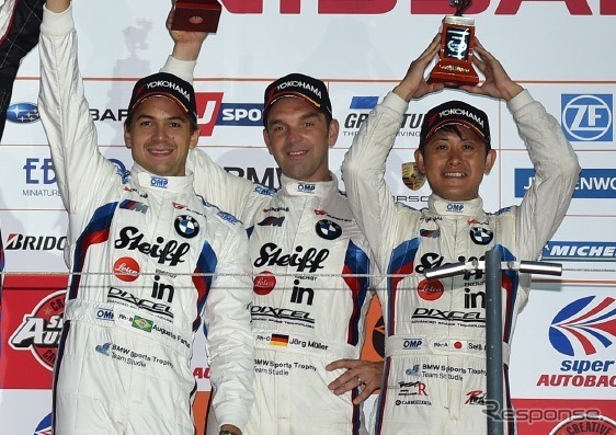 昨年の鈴鹿1000kmで表彰台に上がったTeam Studie。この時は荒(右)とミューラー(中央)に加えて、アウグスト・ファルフス(左)も起用した。