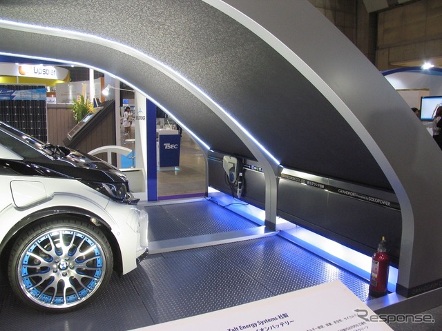 前方底部にリチウムイオンバッテリーを内蔵し、ソーラーパネルで発電した電力をEVに充電する