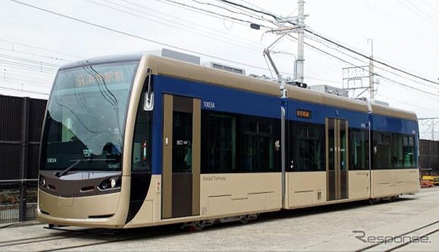 「堺トラム」は2013年から運用を開始した。写真はまもなく営業運行を開始する1003号編成「青らん」。