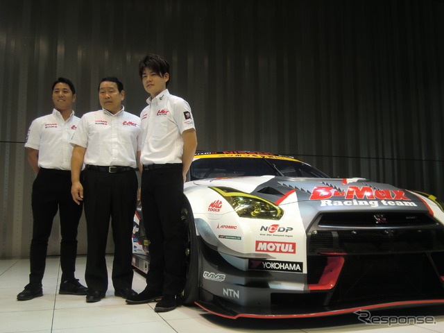 GT300に参戦する#3 GT-Rの陣営。左から星野一樹、長谷見監督、高星明誠。