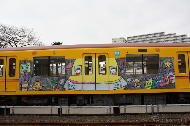 編成中間の2~5号車は準グランプリ4作品で装飾。写真は3号車。