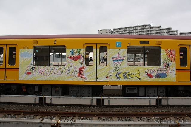 編成中間の2~5号車は準グランプリ4作品で装飾。写真は4号車。