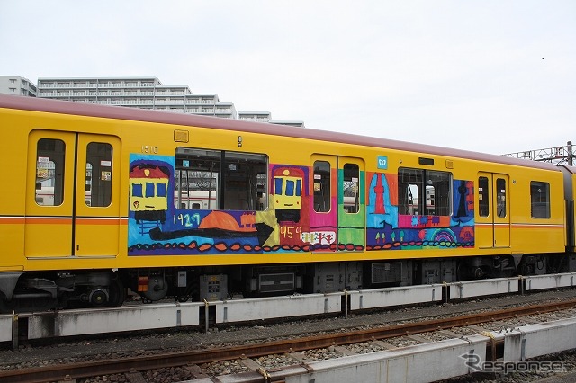 編成中間の2~5号車は準グランプリ4作品で装飾。写真は5号車。