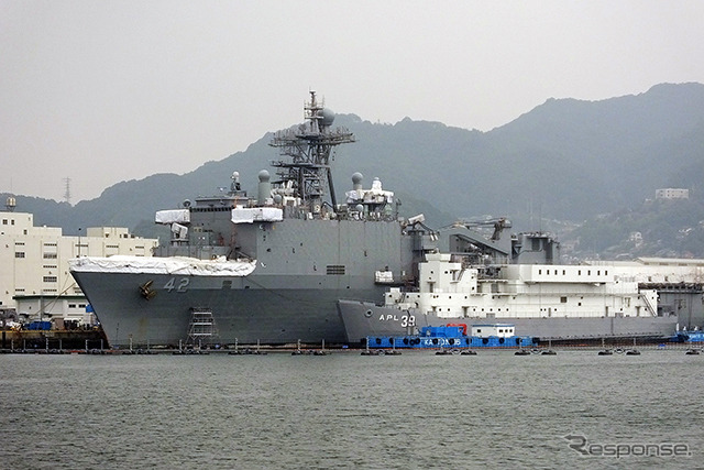 佐世保港クルーズからUSS Mercer(APL-39)を見る