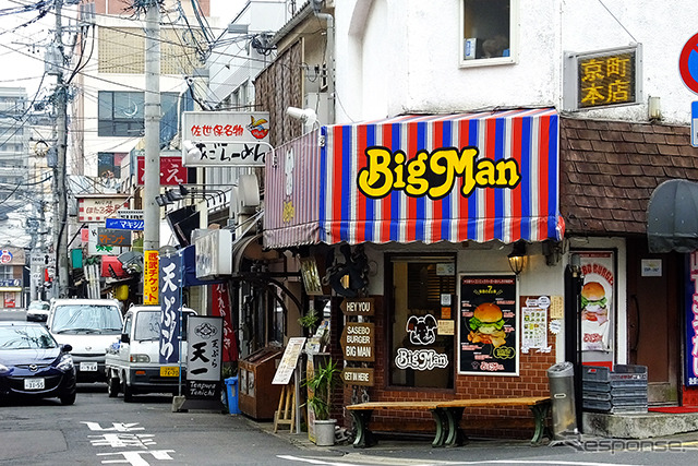 佐世保駅の北、佐世保市上京町付近。佐世保バーガーのショップが街を彩る