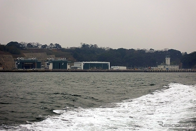 佐世保港クルーズから見えたLCAC施設。1から4まで番号が振られた格納庫や、管制塔が見える。ホバークラフトタイプの上陸用舟艇が駐機する
