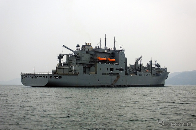 沖で待機する米海軍補給艦「ウォリー・シラー」(WALLY SCHIRRA)