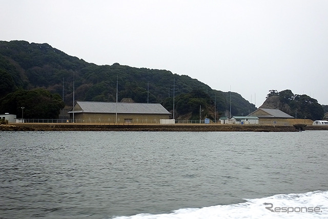 針尾や前畑の土地を眺めると、三角屋根の建屋と、そのまわりを囲むように釣竿のような長い棒が立っている。「これらは米軍弾薬集積所や弾薬補給所で、まわりの棒は避雷針。東洋最大といわれる規模のエリアもある」とスタッフはいう