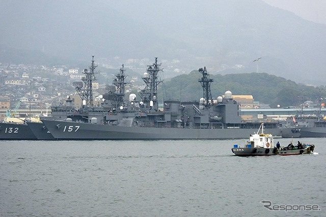 海上自衛隊の係留施設で並ぶ船を見ながら、最後の三浦地区を眺めると、「SASEBO PORT」と記された新しい建物が見えてくる