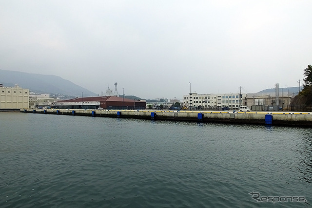 海上自衛隊の係留施設で並ぶ船を見ながら、最後の三浦地区を眺めると、「SASEBO PORT」と記された新しい建物が見えてきた。今春供用を開始する佐世保国際ターミナルだ