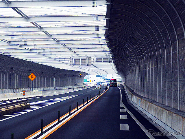 佐世保港の脇を通る西九州自動車道