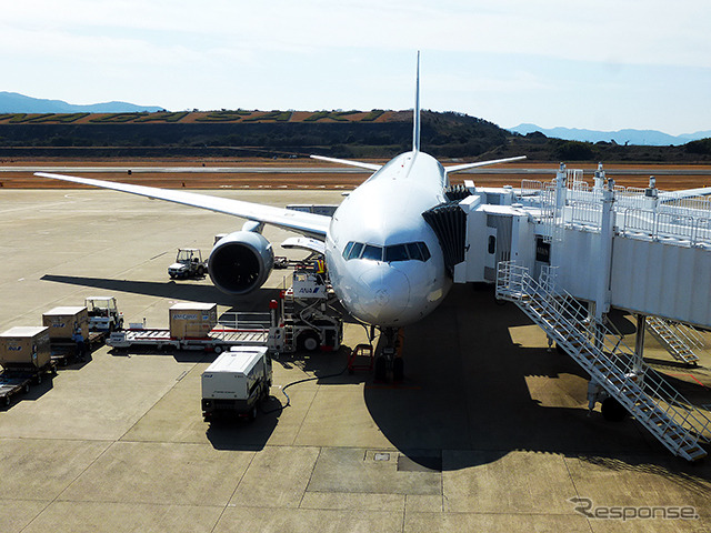 長崎空港で出発準備中の羽田行き全日空B777