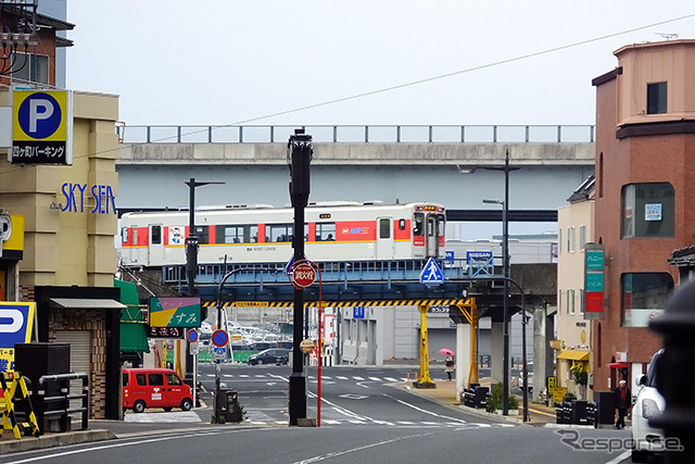 佐世保の中心街付近を行く松浦鉄道西九州線の列車