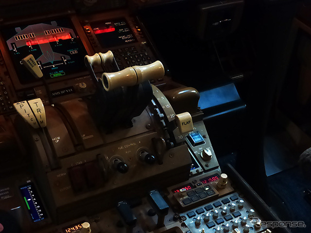 日本航空B777(JA8979)のコックピットのようす(羽田空港内JALメインテナンスセンター1(M1ハンガー))