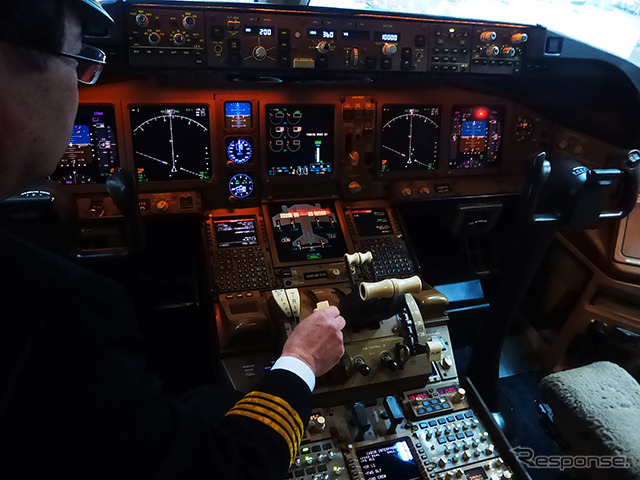 日本航空B777(JA8979)のコックピットのようす(羽田空港内JALメインテナンスセンター1(M1ハンガー))