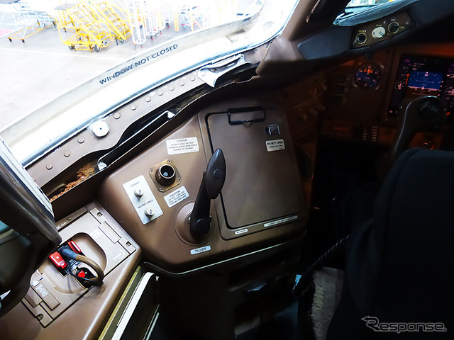 日本航空B777(JA8979)のチラーハンドル。このハンドルでタキシングのさい前輪の左右方向をコントロールする