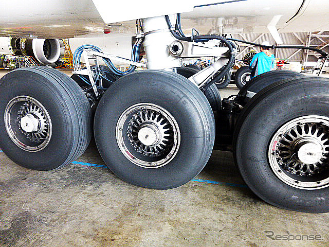 旅客機の車輪には、スキッドコントロール、タッチダウンプロテクション、ハイドロプレーンプロテクション、ロックドホイールプロテクションなどの各制御機構が備えられているという(JAL B777 JA8979)