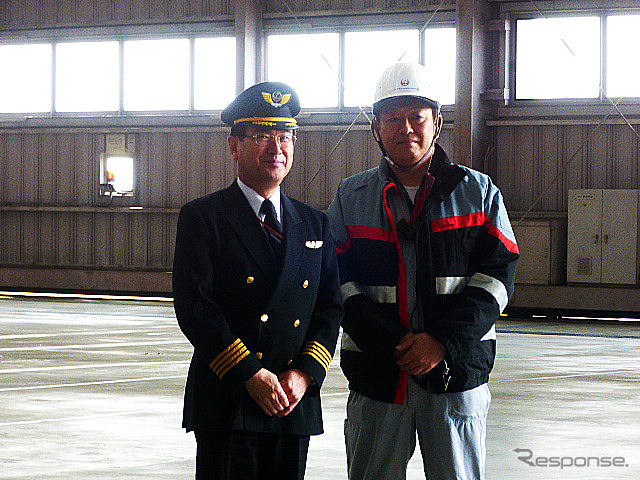 JALの船越篤機長（左）と、JALエンジニアリングの柴田俊雄氏（羽田空港内JALメインテナンスセンター1（M1ハンガー））