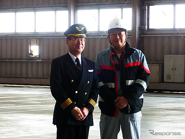 JALの船越篤機長(左)と、JALエンジニアリングの柴田俊雄氏(羽田空港内JALメインテナンスセンター1(M1ハンガー))