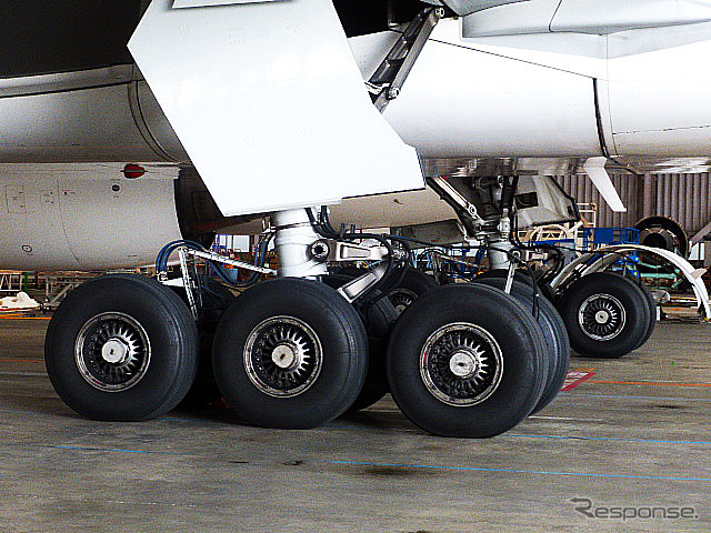 旅客機の車輪には、スキッドコントロール、タッチダウンプロテクション、ハイドロプレーンプロテクション、ロックドホイールプロテクションなどの各制御機構が備えられているという（JAL B777 JA8979）