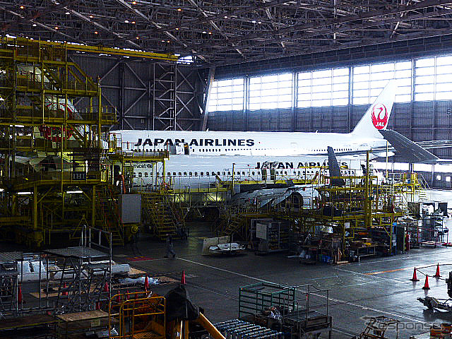 日本航空のB777（奥）とB737（羽田空港内JALメインテナンスセンター1（M1ハンガー））