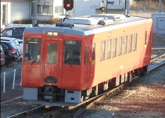 朱一色の首都圏色に塗り替えられた小海線のキハ110系。2月17日から運行を開始している。