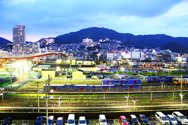 長崎駅の先に見える稲佐山。佐世保へは、この長崎駅から列車で2時間弱