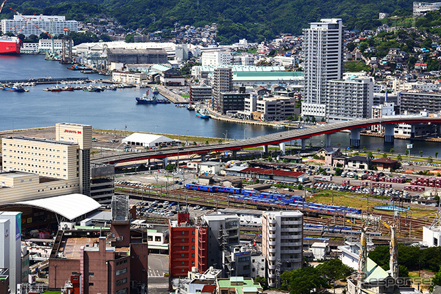 長崎駅を見下ろす。佐世保へは、この長崎駅から列車で2時間弱