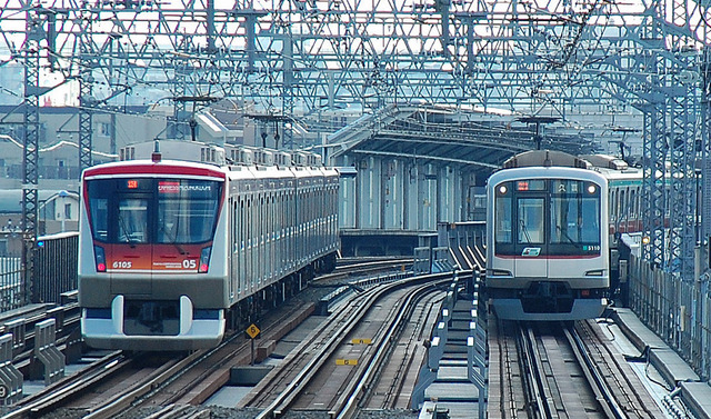 鉄道高架下に防犯カメラの設置を進め、4月から東急線全線（高架橋がない線を除く）で「オンライン画像監視サービス」「侵入検知サービス」を導入する（画像はイメージです）。