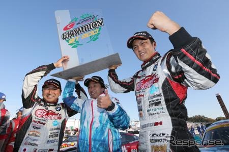 チャンピオンを獲得した谷口信輝選手(右)、片山右京監督(中央)、片岡龍也選手