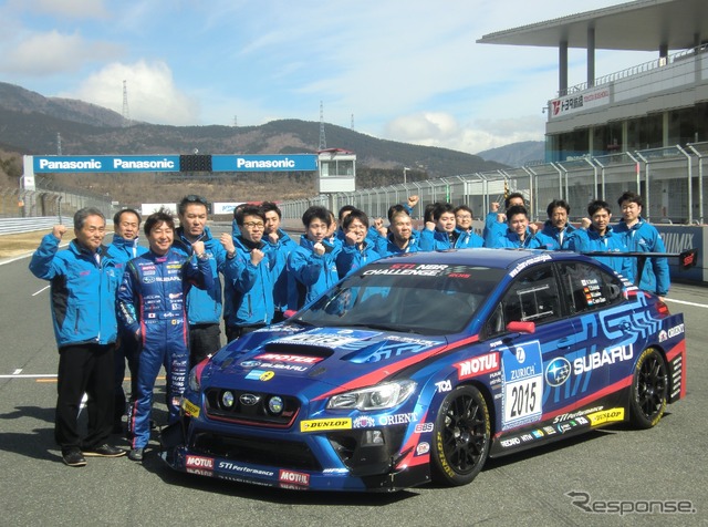 ニュル24時間に挑戦するスバル/STI陣営。左端が辰己総監督、その隣がドライバーの佐々木孝太。