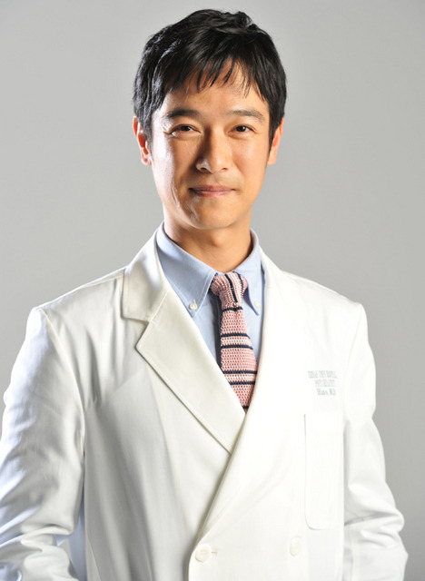 白衣に身を包んだ、堺雅人(日野倫太郎役)/ドラマ「Dr.倫太郎」