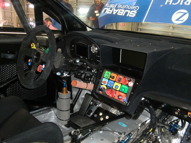 「SUBARU WRX STI」15年ニュル24時間レース参戦車のコクピット。