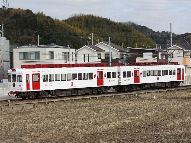 「たま電車」「おもちゃ電車」「いちご電車」は、休日の運用を増やすなどの改善を図る。写真は「いちご電車」。