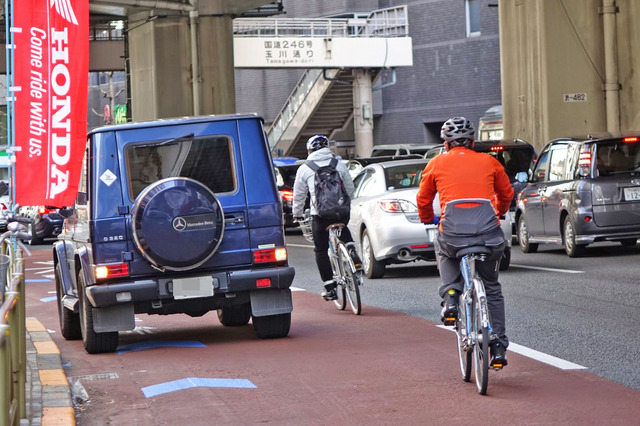 駐車禁止であるにもかかわらず多くの駐車車両があり、危険な追い越しを強いられた