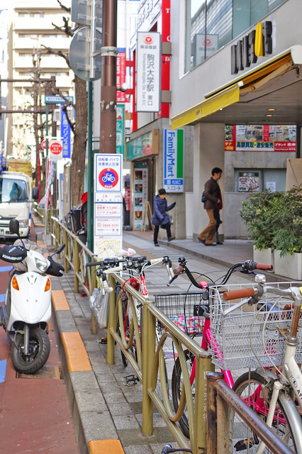 沿道にはいくつかの駅があり、そこには歩道を占有する違法駐輪も見受けられる