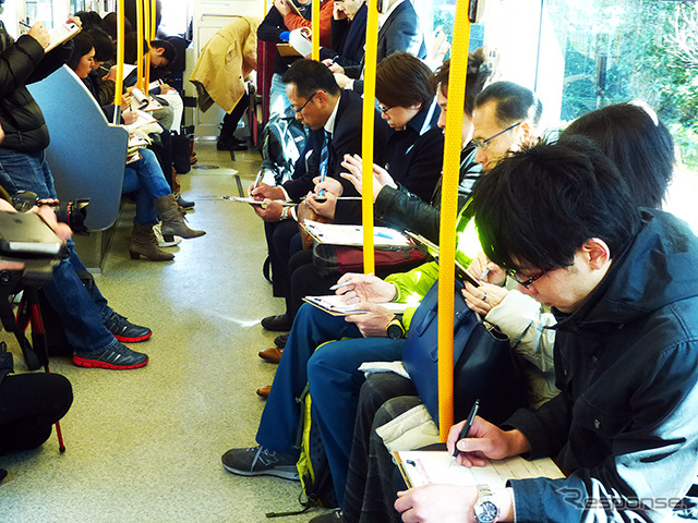 都電貸切電車のなかでは、電車の待ち時間の有効活用についてアイデアをみんなで出し合った(D2Cグループのツイストラボが実施した「都電貸切アイデア発想ワークショップ」(3月5日、早稲田大学、早稲田~荒川車庫前))