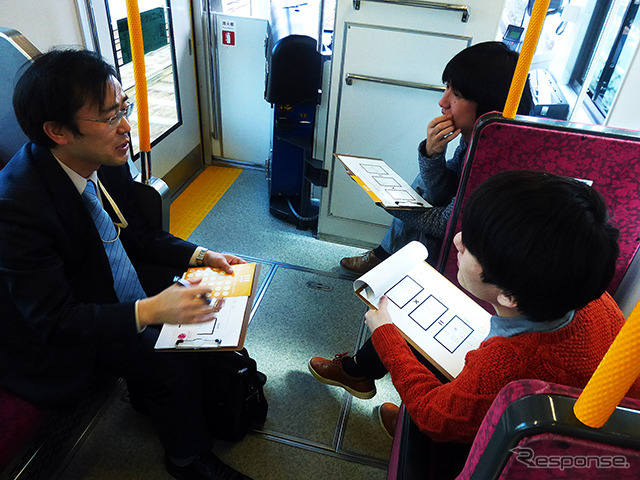 都電貸切電車のなかでは、電車の待ち時間の有効活用についてアイデアをみんなで出し合った(D2Cグループのツイストラボが実施した「都電貸切アイデア発想ワークショップ」(3月5日、早稲田大学、早稲田~荒川車庫前))