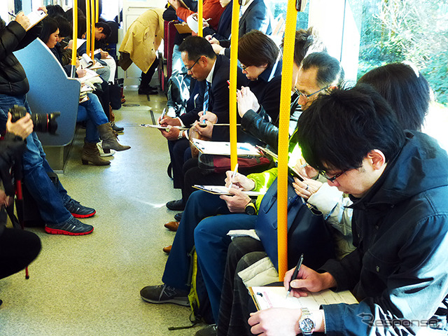 都電貸切電車のなかでは、電車の待ち時間の有効活用についてアイデアをみんなで出し合った（D2Cグループのツイストラボが実施した「都電貸切アイデア発想ワークショップ」（3月5日、早稲田大学、早稲田～荒川車庫前））