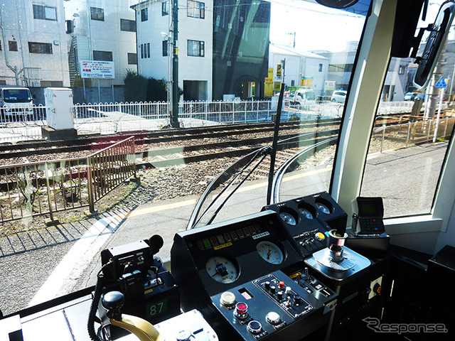 荒川車庫に停車する都電8800形貸切電車（D2Cグループのツイストラボが実施した「都電貸切アイデア発想ワークショップ」（3月5日、早稲田大学、早稲田～荒川車庫前））