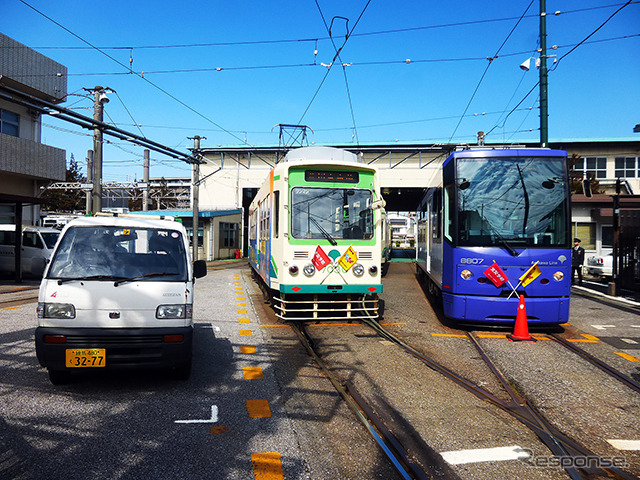 荒川車庫に停車する都電8800形貸切電車(D2Cグループのツイストラボが実施した「都電貸切アイデア発想ワークショップ」(3月5日、早稲田大学、早稲田~荒川車庫前))