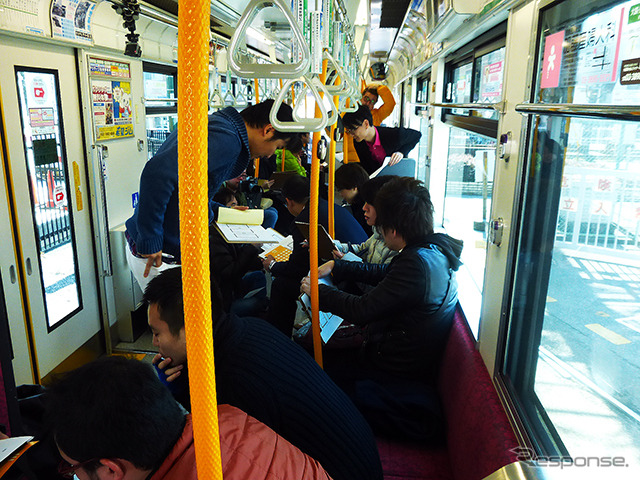 都電貸切電車のなかでは、電車の待ち時間の有効活用についてアイデアをみんなで出し合った(D2Cグループのツイストラボが実施した「都電貸切アイデア発想ワークショップ」(3月5日、早稲田大学、早稲田~荒川車庫前))